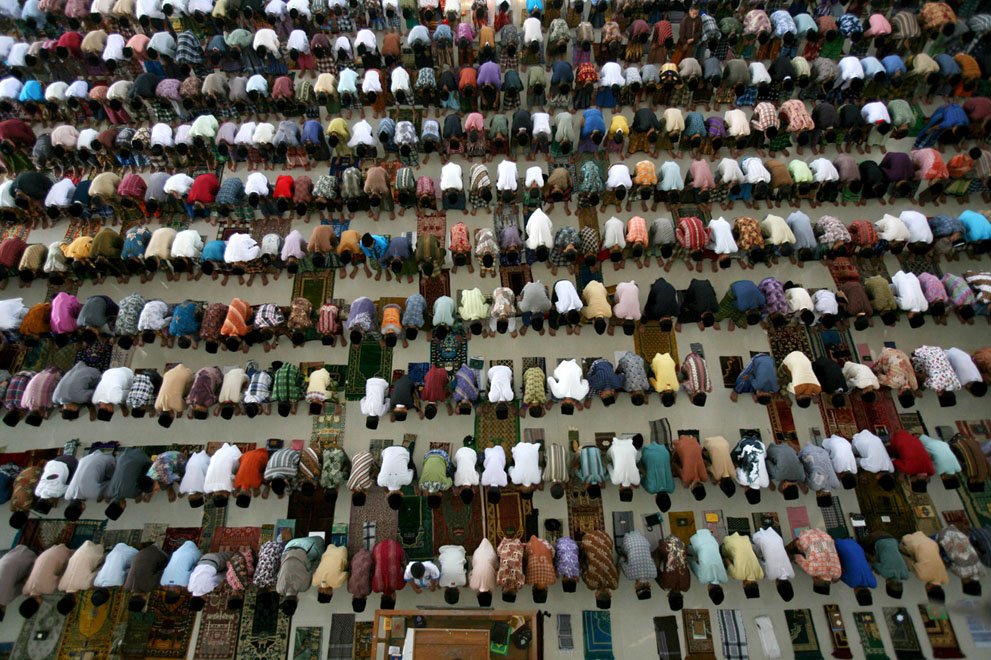 s r17 64716659 1 - Ramadhan 2013 around the world in pictures